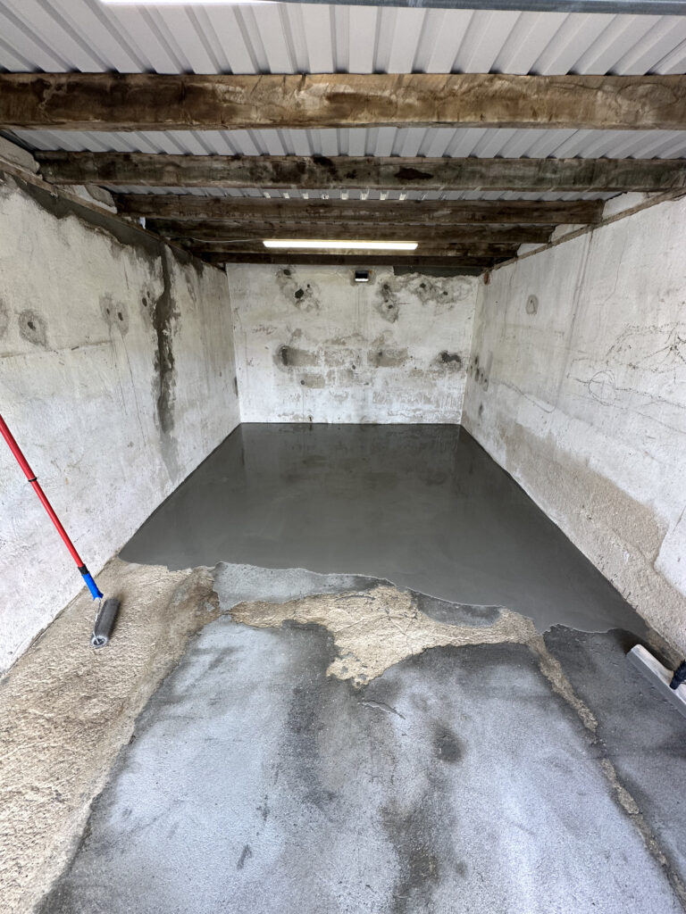 Opfrisket garagegulv med flydespartel